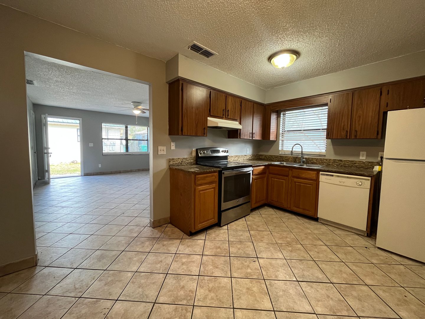 Eustis Apartment: 910 S Center St