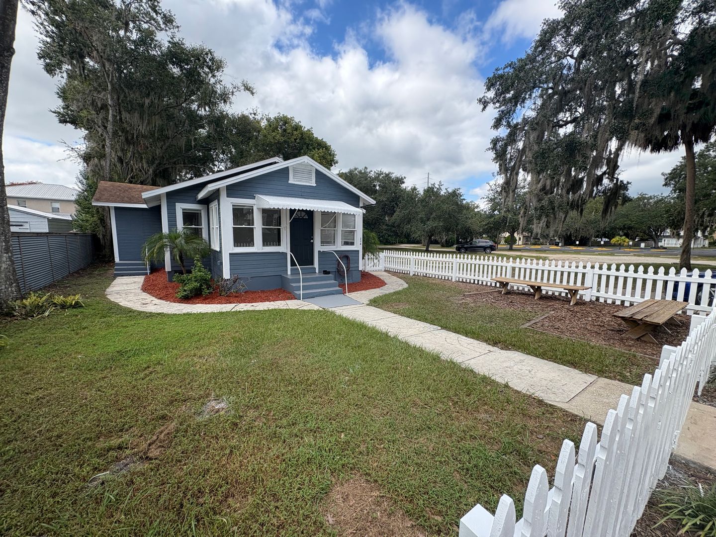 Eustis House: 204 S Center St
