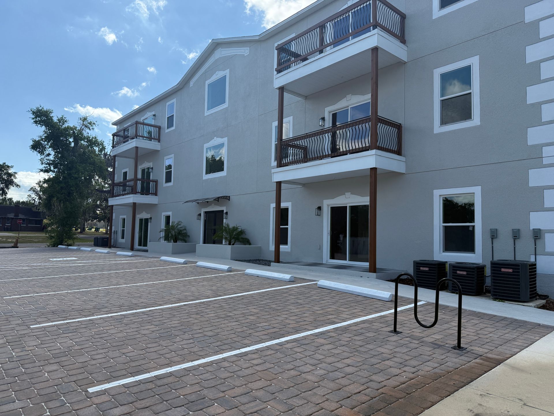 Eustis Apartment: 201 N Dewey St  - 304