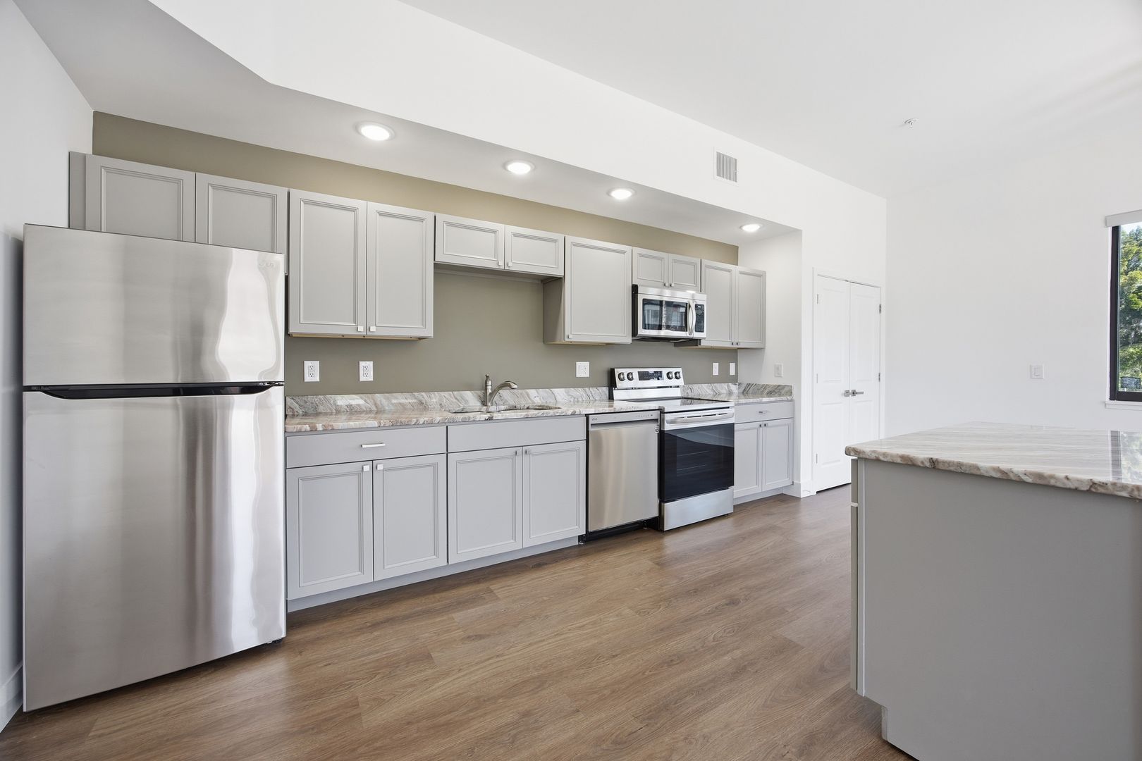 Eustis Apartment: 100 North Dewey St