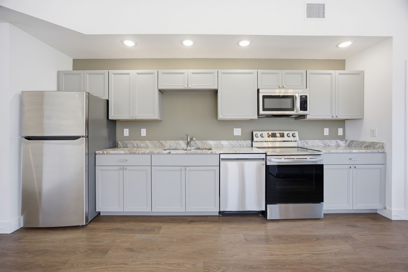 Eustis Apartment: 100 N Dewey St