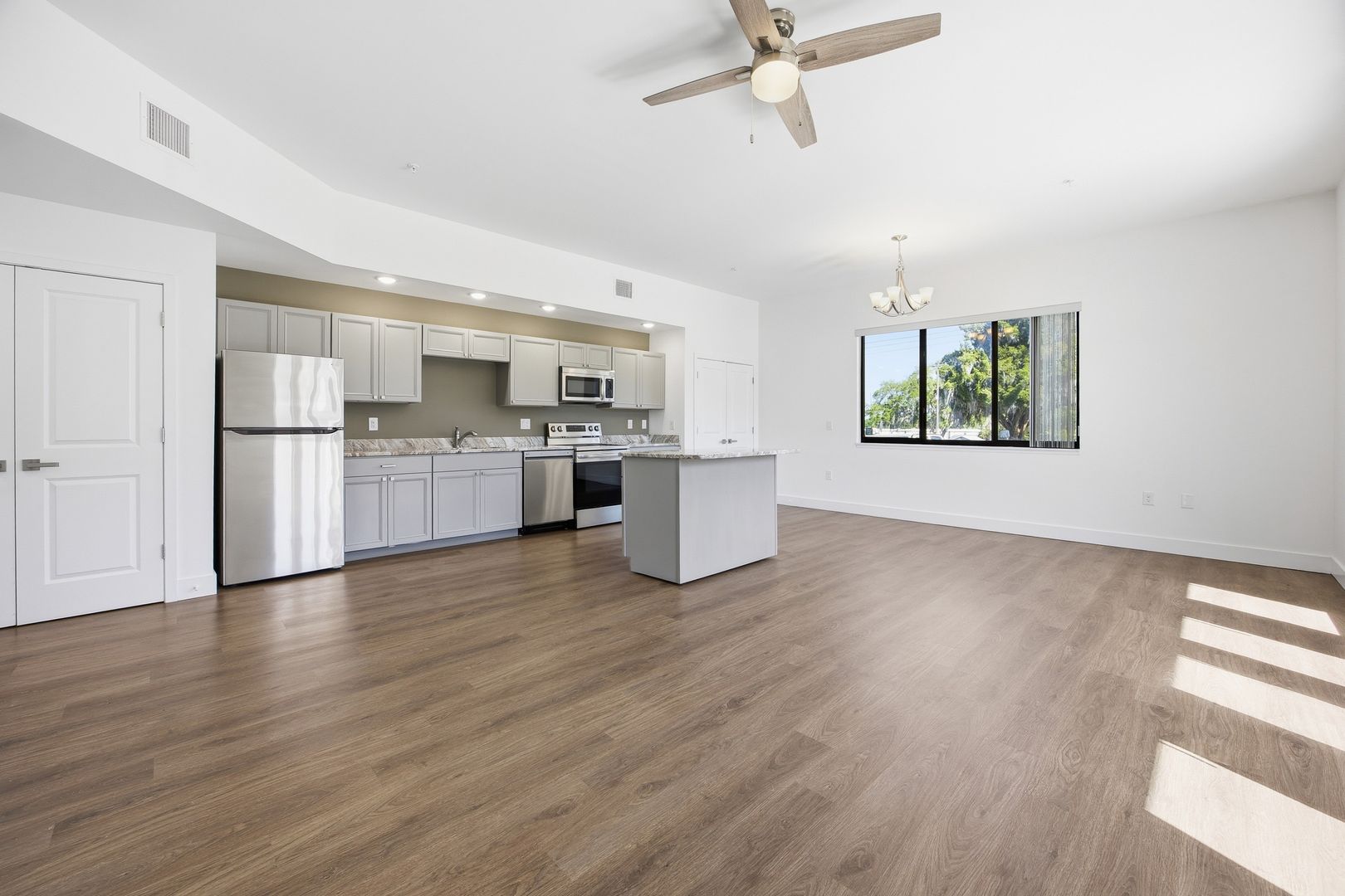 Eustis Apartment: 100 N Dewey St