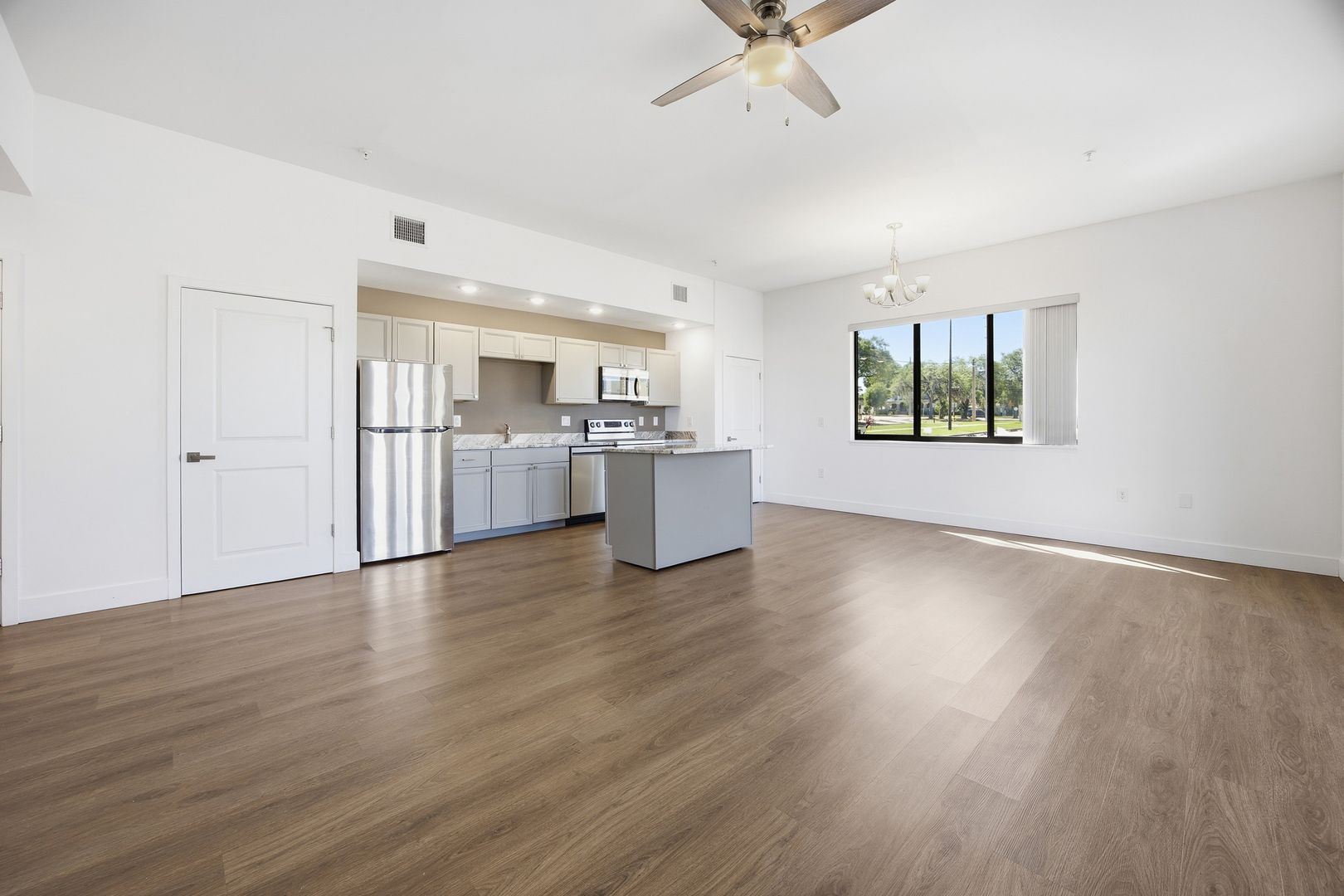 Eustis Apartment: 100 N Dewey St