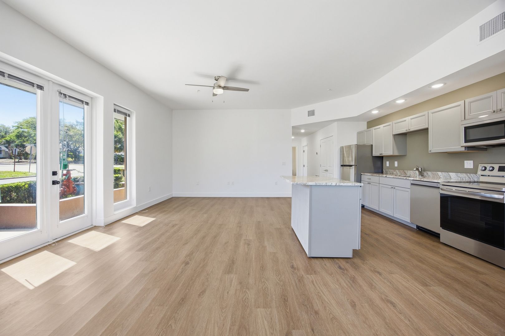 Eustis Apartment: 100 N Dewey St