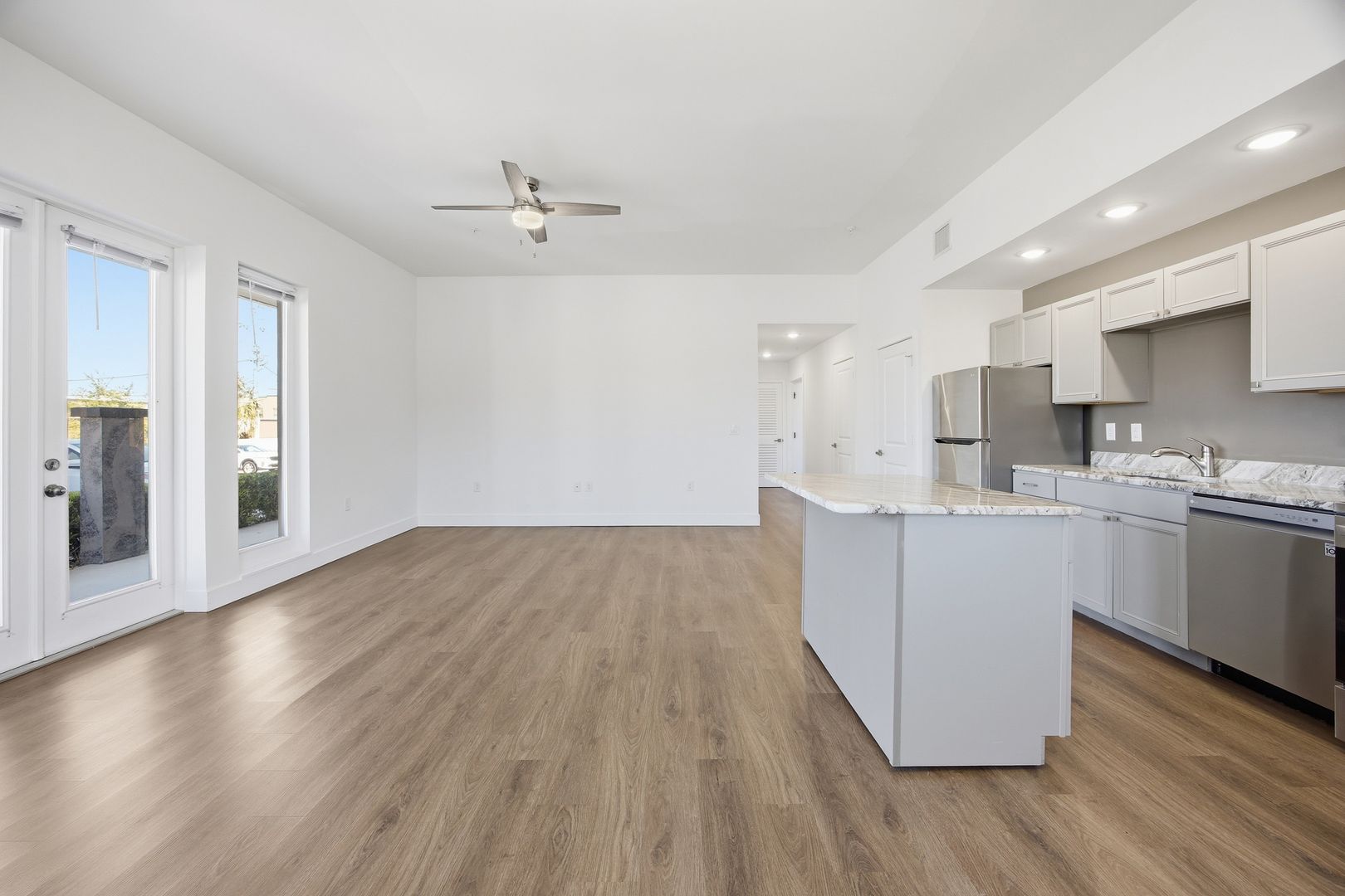 Eustis Apartment: 100 N Dewey St