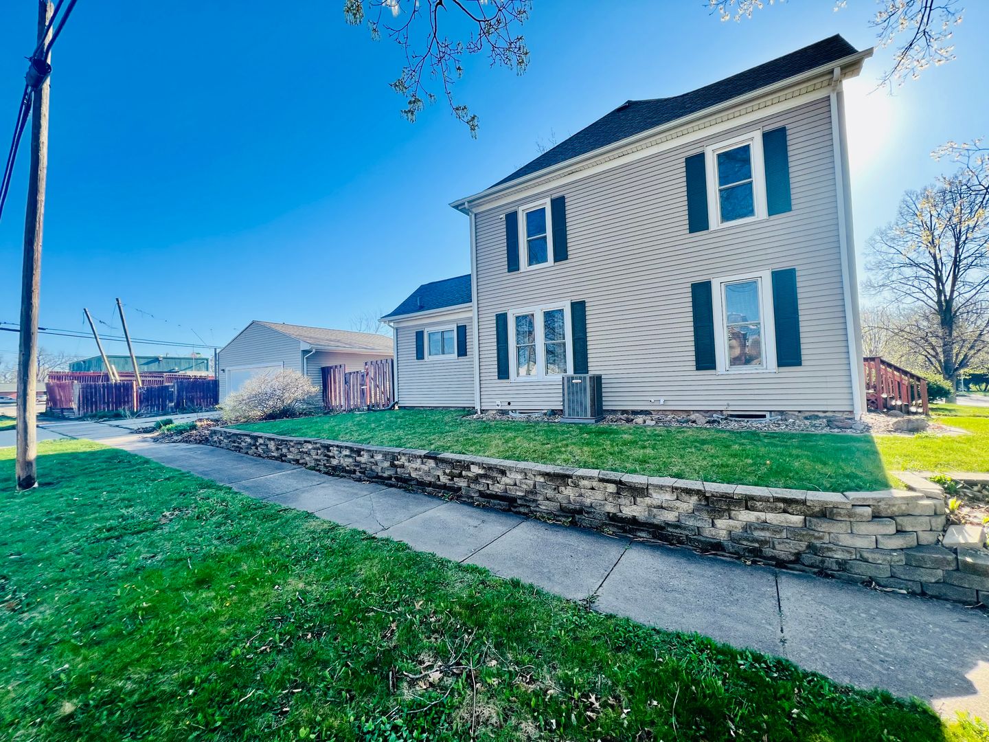 1323 W 2nd St 18 of 20
