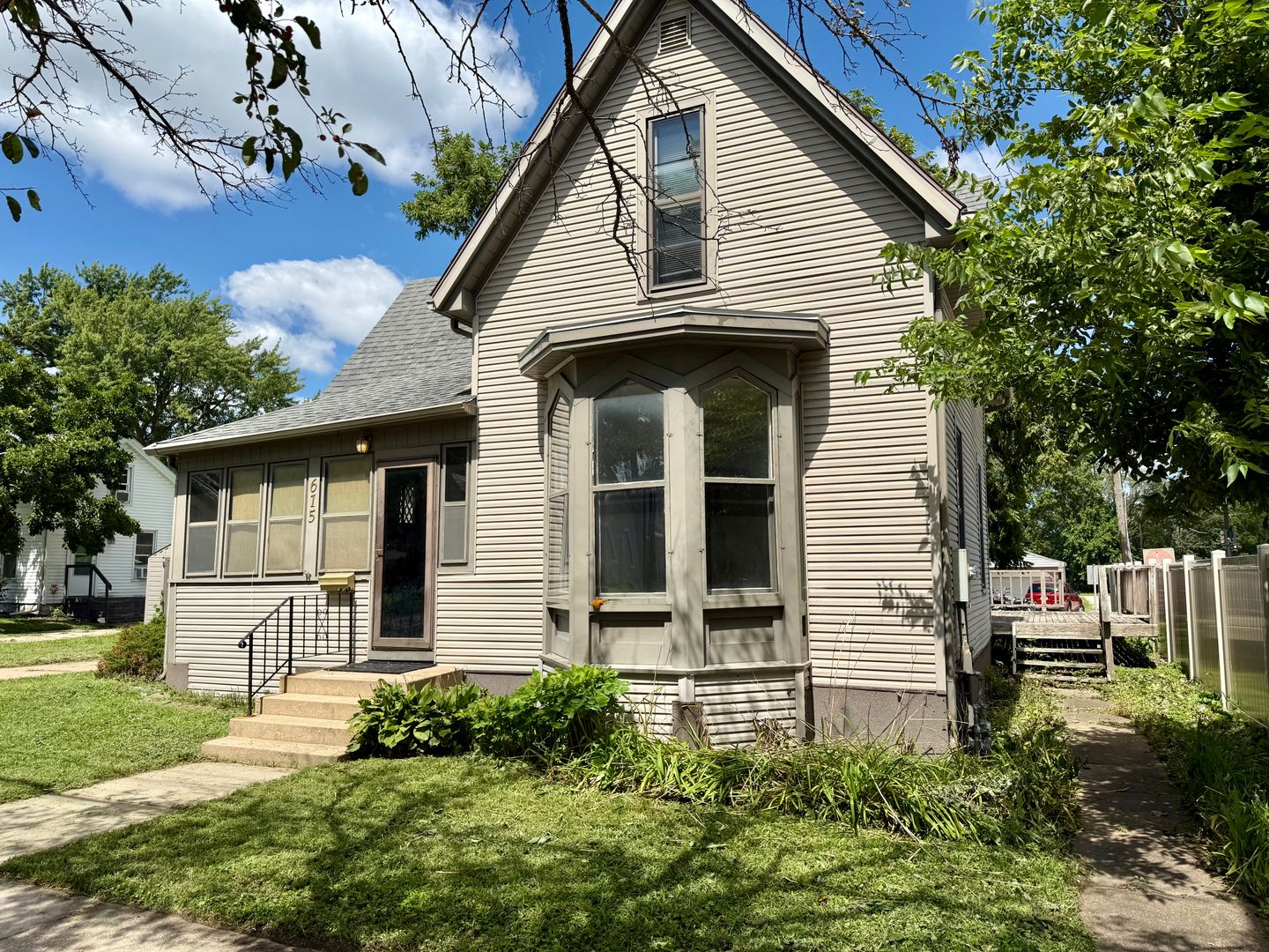 Cedar Falls House: 615 W 2nd Street