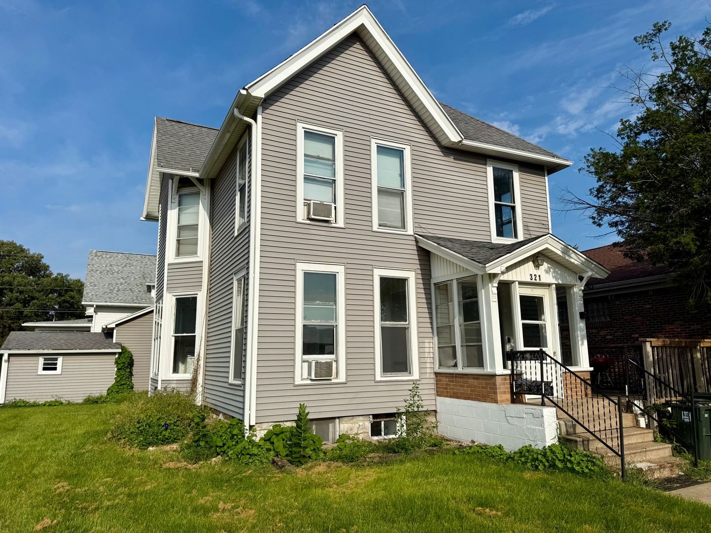 Cedar Falls Apartment: 321 Clay Street