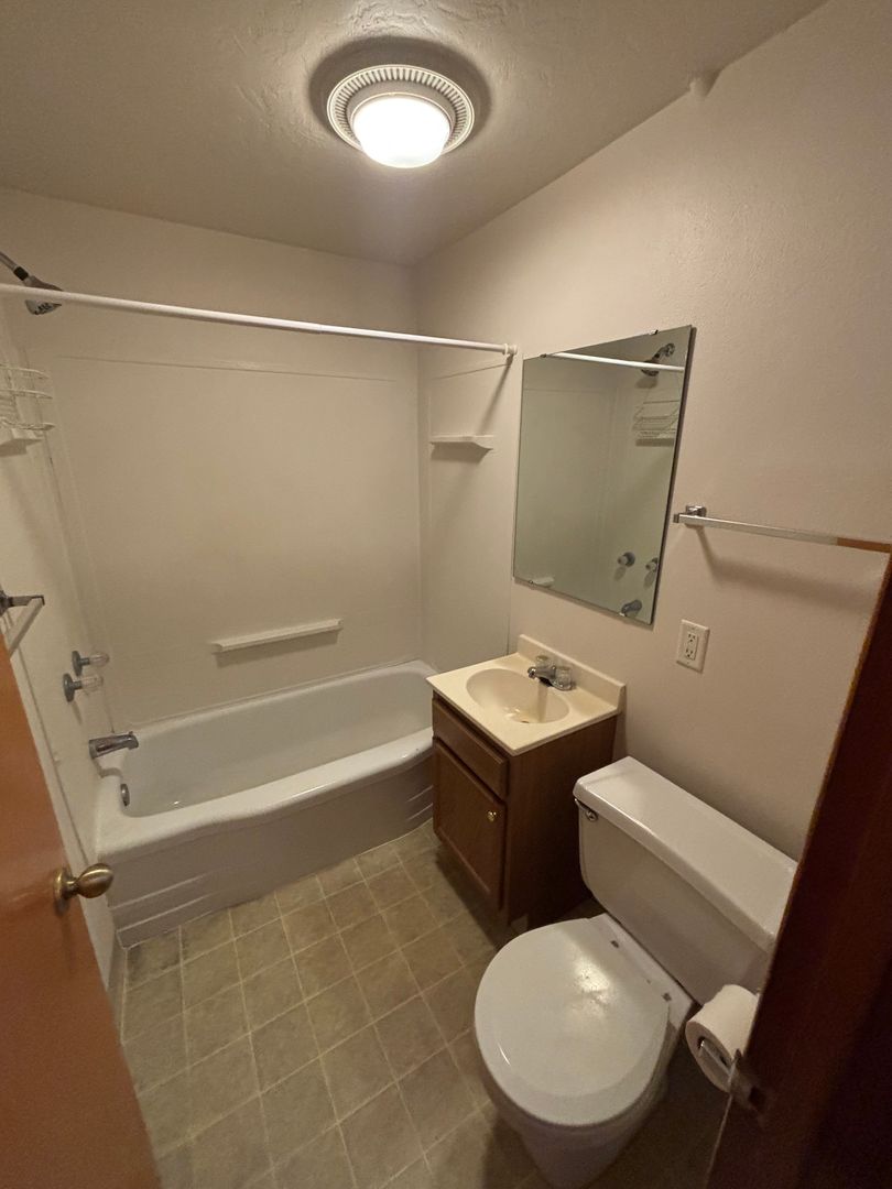 Sioux City Apartment: Clinton St.