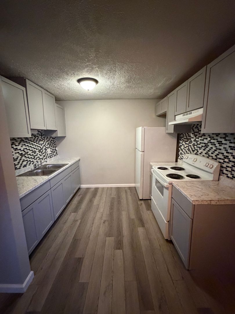 Anna Apartment: 152 Vienna St.