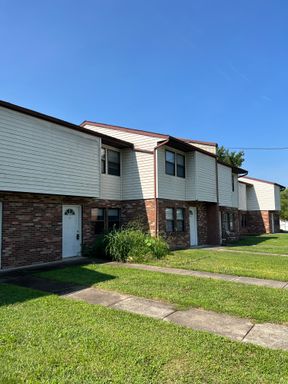 Welcome to our NEW beautiful 2 bedroom, 1 bathroom apartment in Carbondale, IL. NOW WITH FIRST MONTHS RENT ONLY HALF PRICE! – photo 1