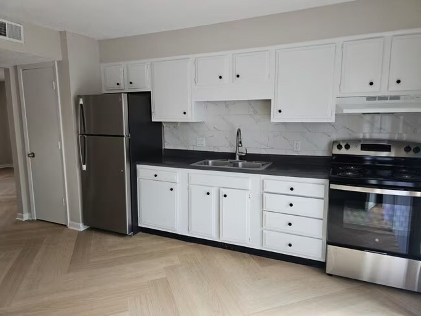 Carbondale Apartment: 400 North Oakland Avenue