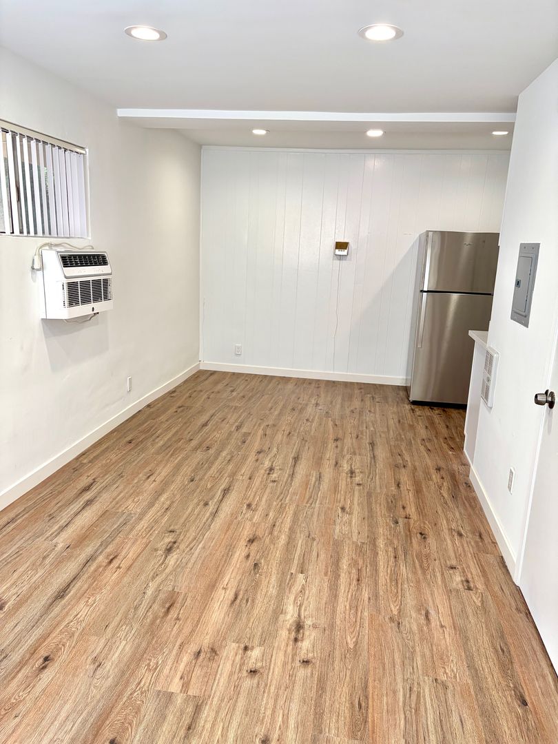 West Hollywood Apartment: 7530 Hampton Ave