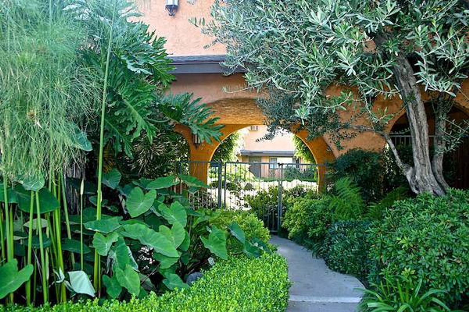 Monrovia Apartment: 1219 S. Alta Vista Ave.