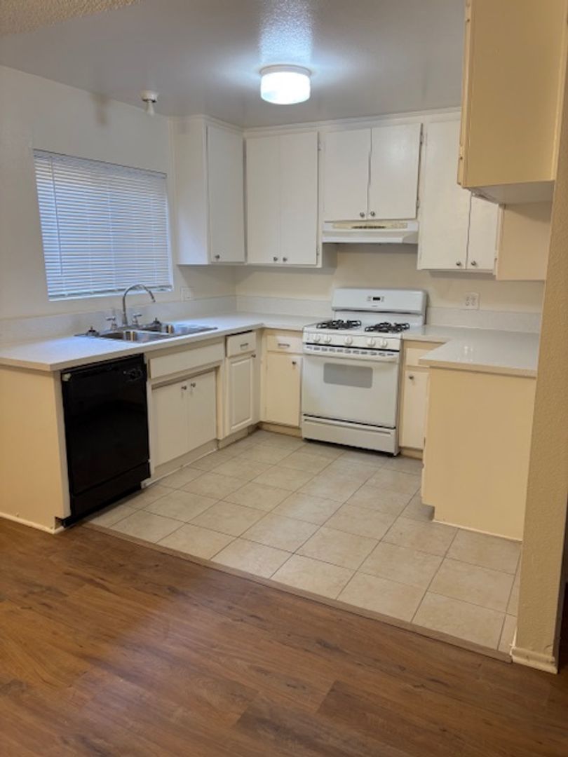 Glendale Apartment: 1022-1026 Thompson Ave.