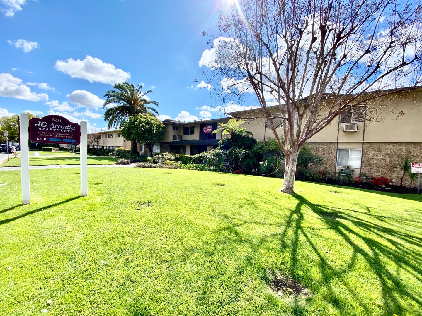 Arcadia Apartment: 840 Arcadia Ave