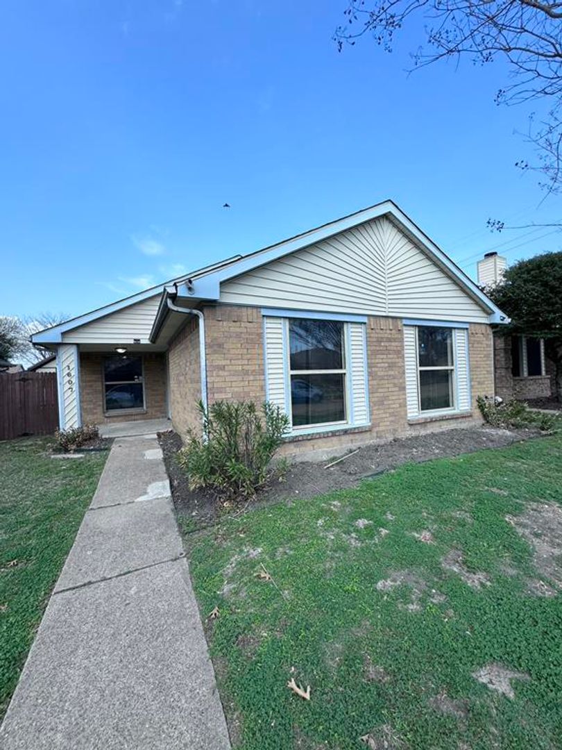 Mesquite House: 1607 Windmill Ln