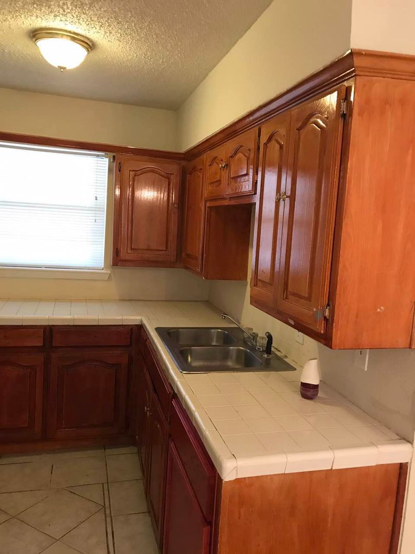 Garland House: 4106 W Walnut St