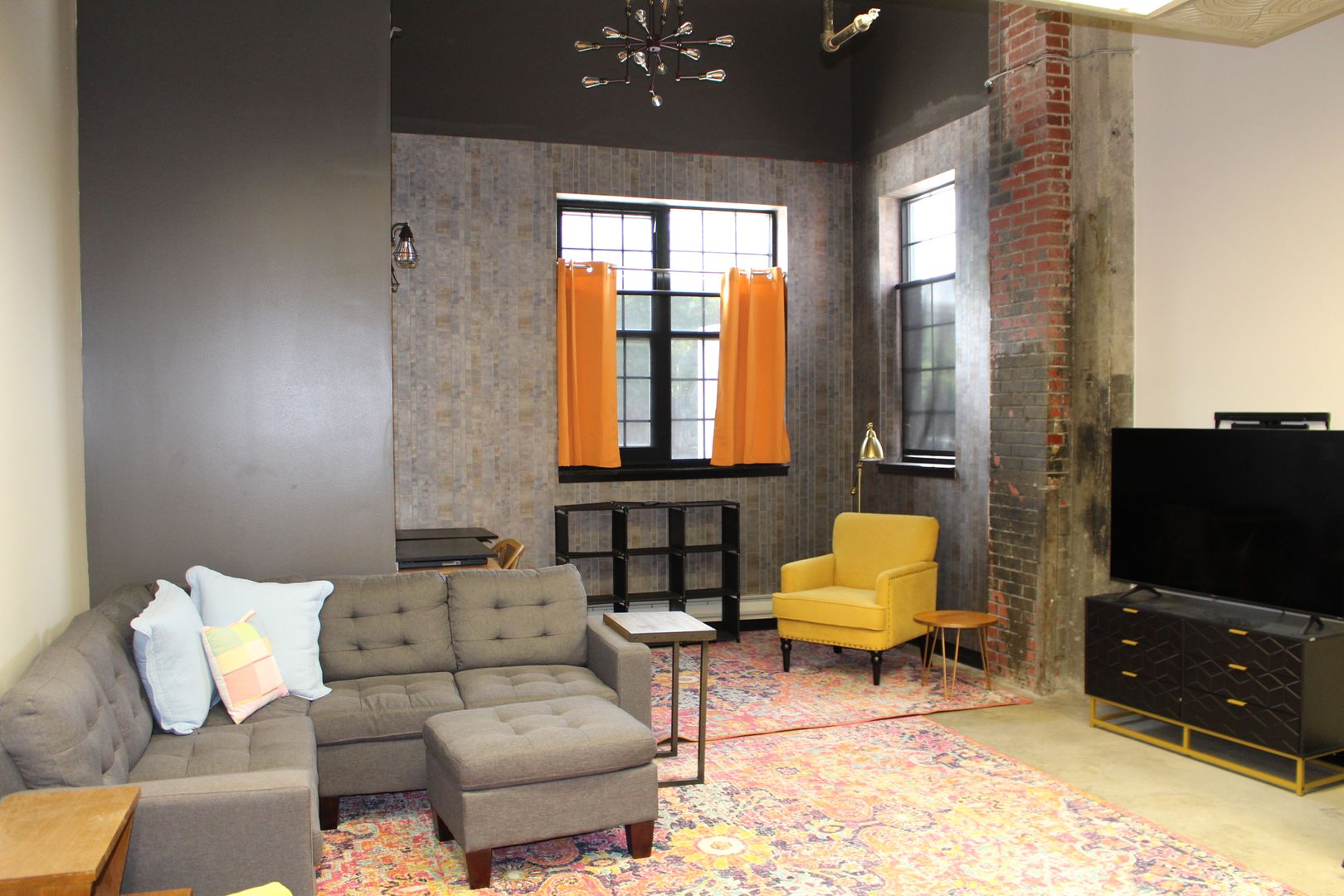 **Industrial Loft-Style 1BR Near UofL – Washer/Dryer, Parking Included**