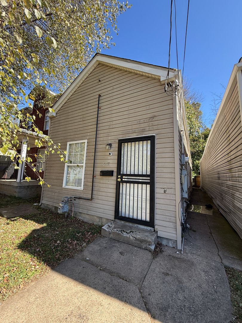 Louisville House: 657 S 24th St