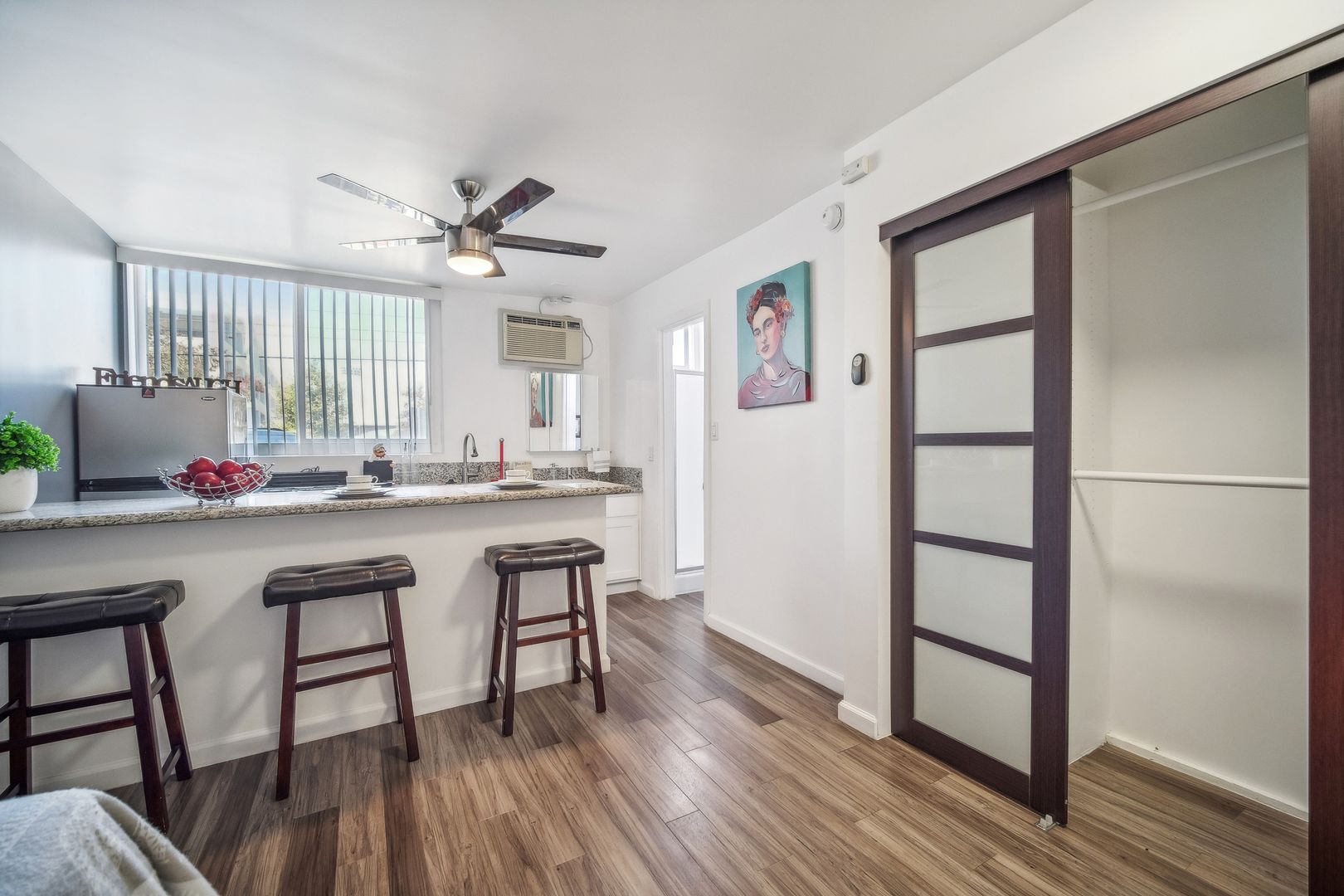 Northridge Apartment: 9500 Zelzah Ave