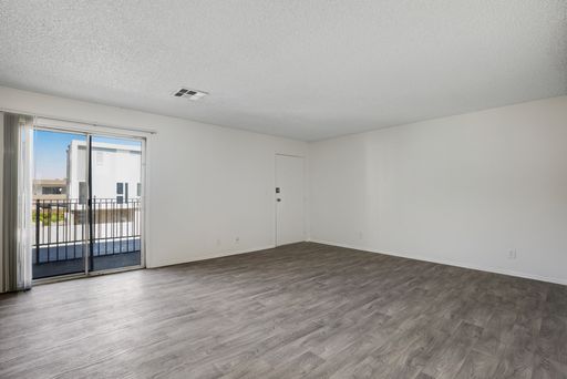 Centrally Located 2 Bed 1.5 Bath Apartment in North Hollywood – photo 1