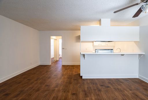 Spacious 2 Bed 1 Bath Apartment in Van Nuys – photo 1