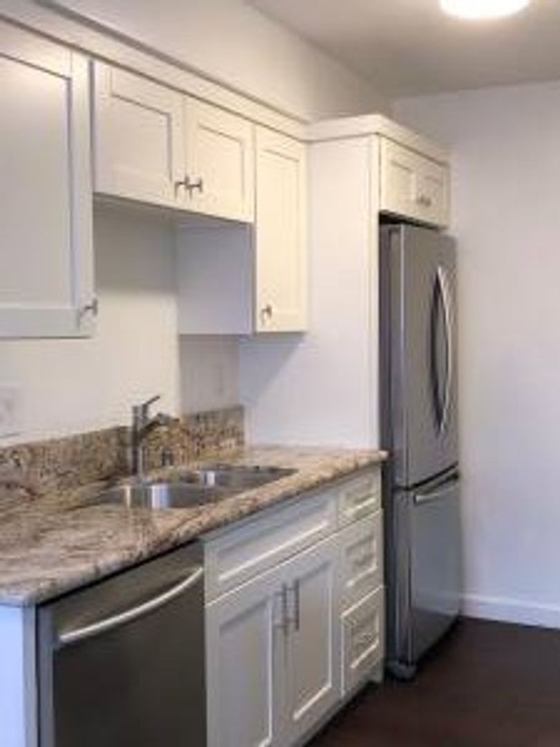Santa Monica Apartment: 1525 10th Street