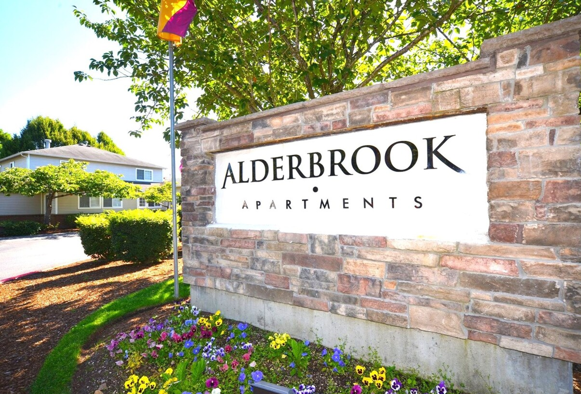 Kent Apartment: 412 E Novak Lane