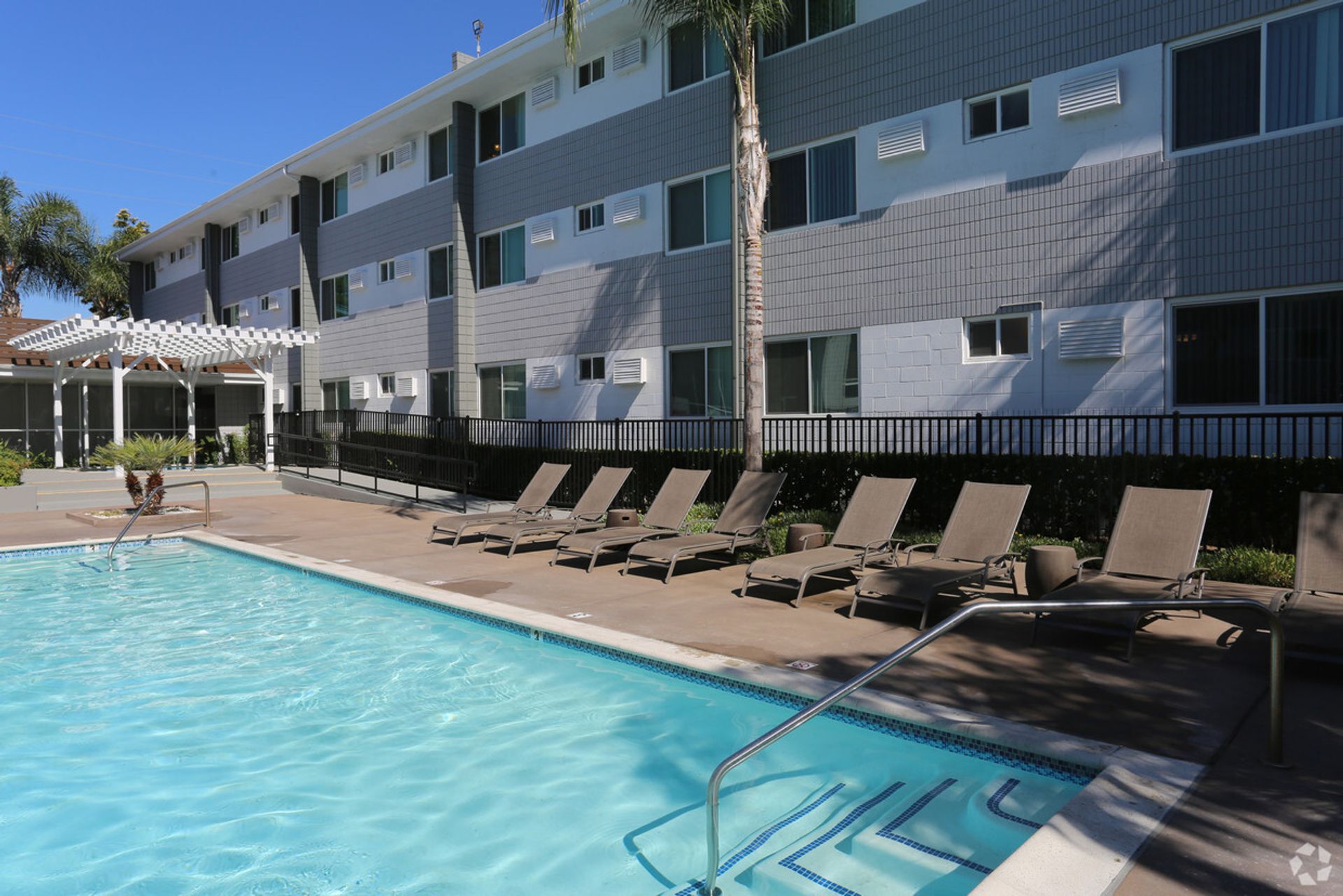 Northridge Apartment: 9500 Zelzah Ave