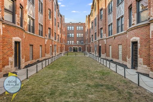 Vintage Hyde Park Apts! – photo 1