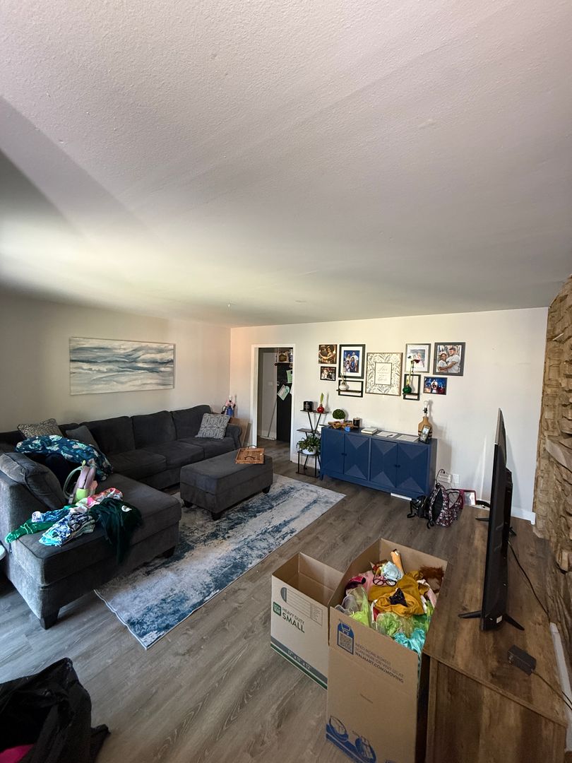 La Grange Park Apartment: 13 Scotdale Rd.