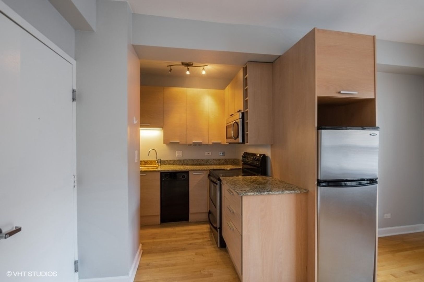 Chicago Apartment: 732 W Bittersweet Pl.