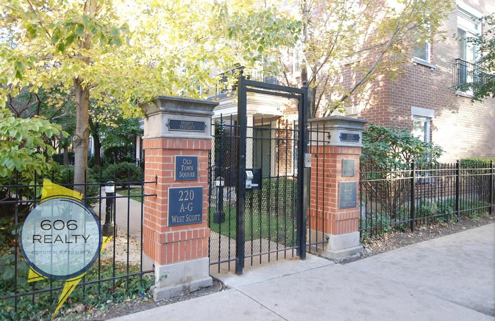 Chicago House: 220 West Scott Street - G