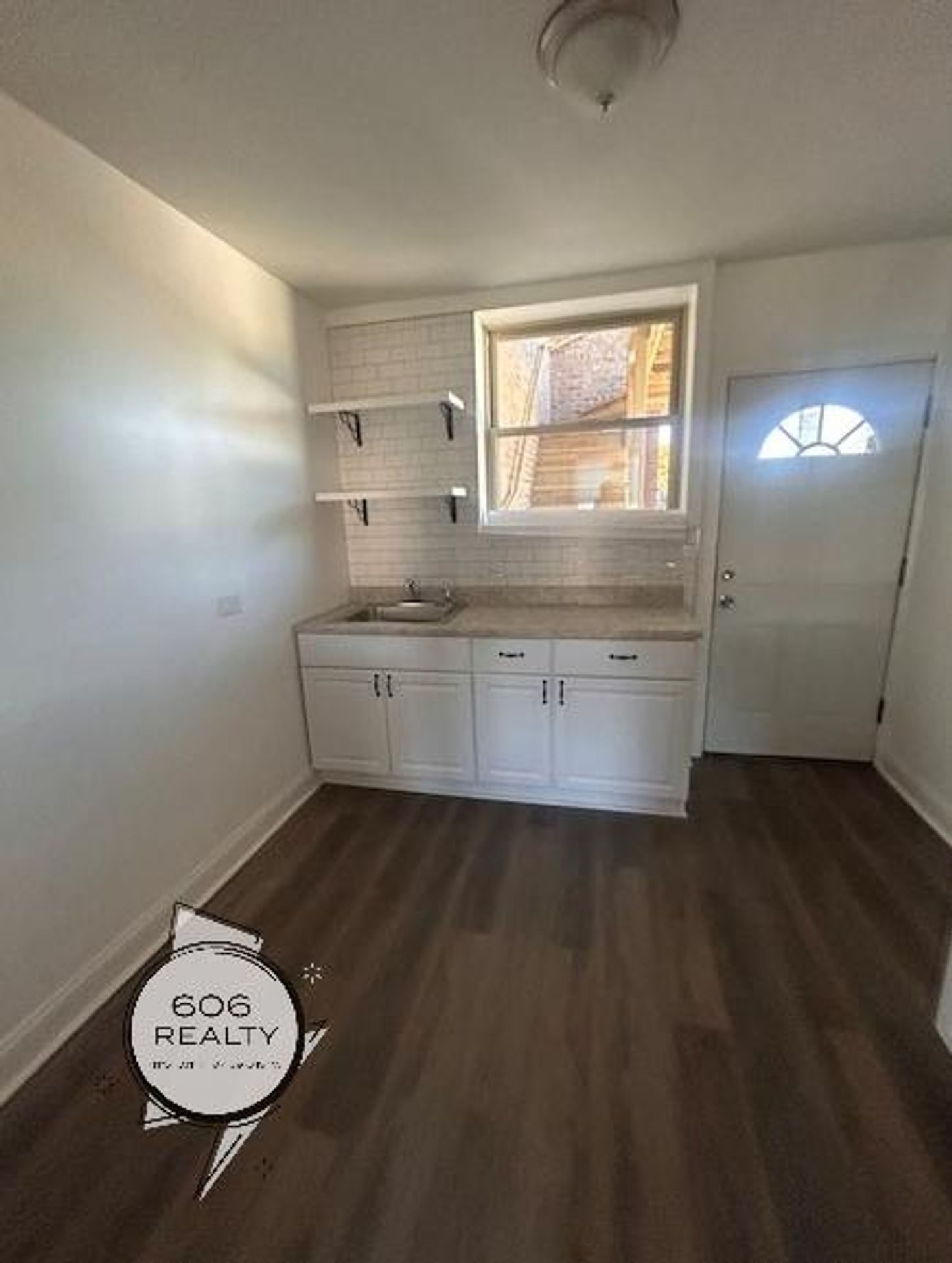 Riverside Apartment: 3144 S. Harlem Ave