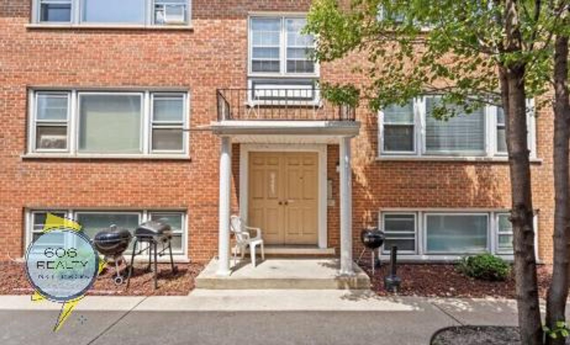 Rosemont Apartment: 9451 Maple Dr