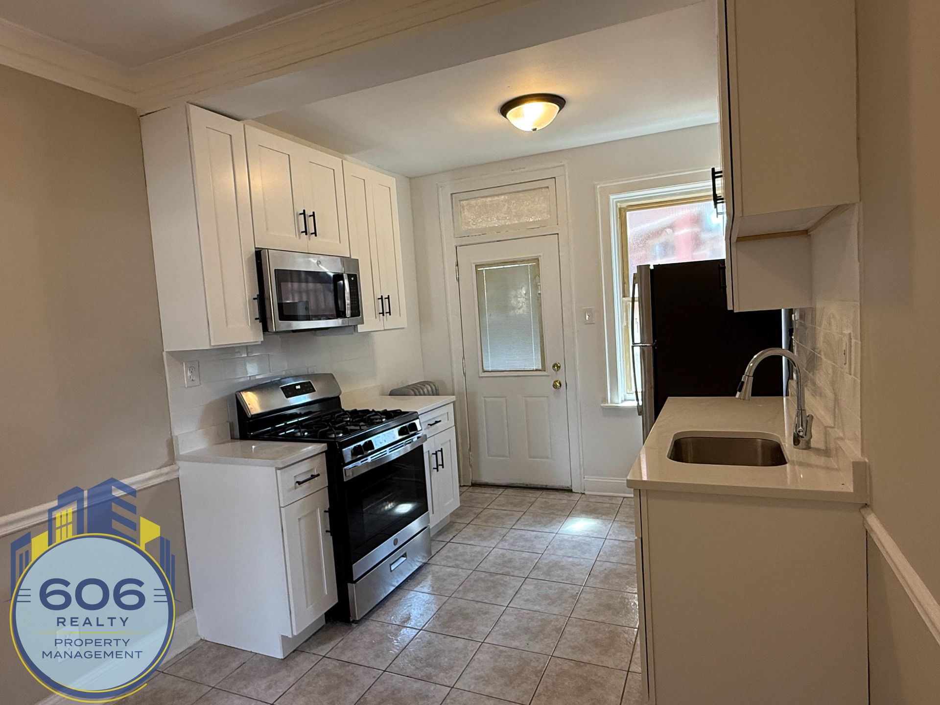 Chicago Apartment: 4161 N Milwaukee Ave