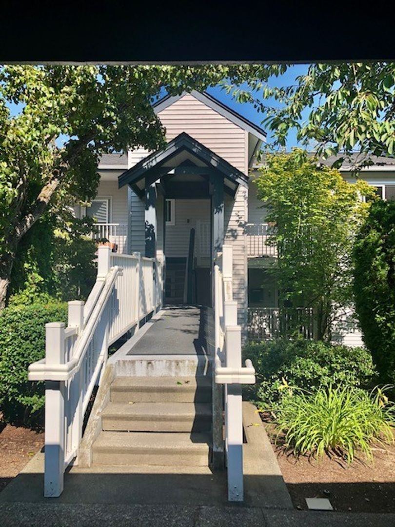 Bellevue Condo: 12740 NE 10th Place