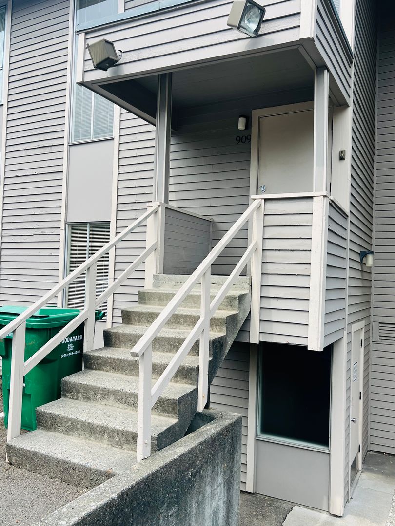 909 SW Holden St, Unit C, Seattle, WA 98106 photo 4
