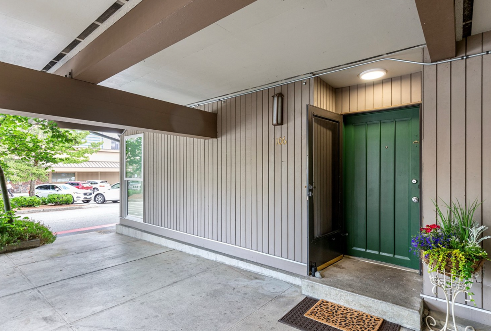 Bellevue House: 842 100th Ave NE