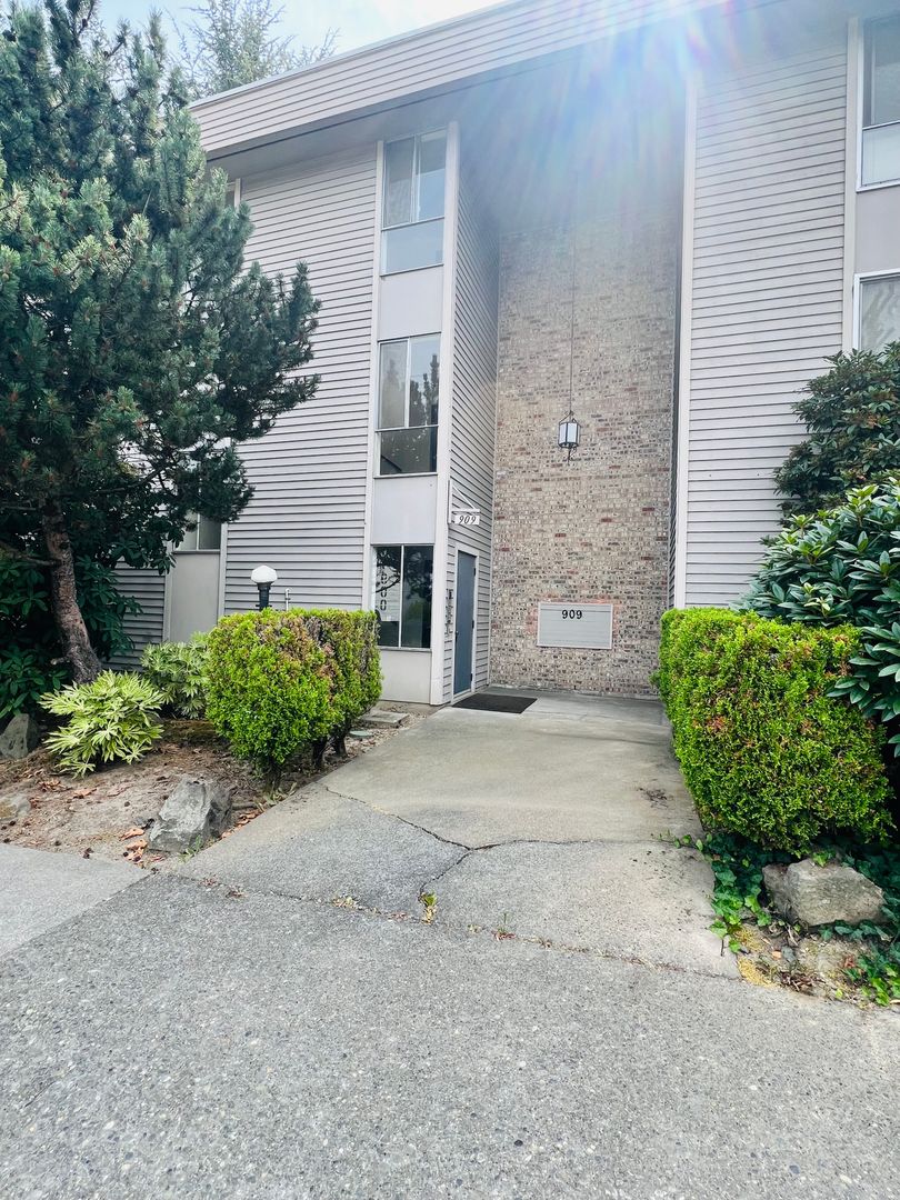 909 SW Holden St, Unit E, Seattle, WA 98106 photo 2