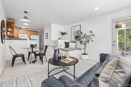 5624 Roosevelt Way NE Unit 202, Seattle, WA