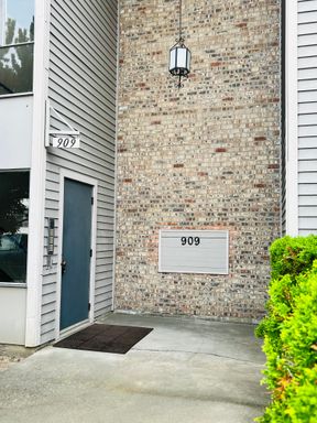 909 SW Holden St, Unit E, Seattle, WA 98106
