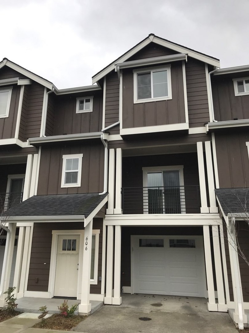Renton Apartment: 604 Morris Avenue S