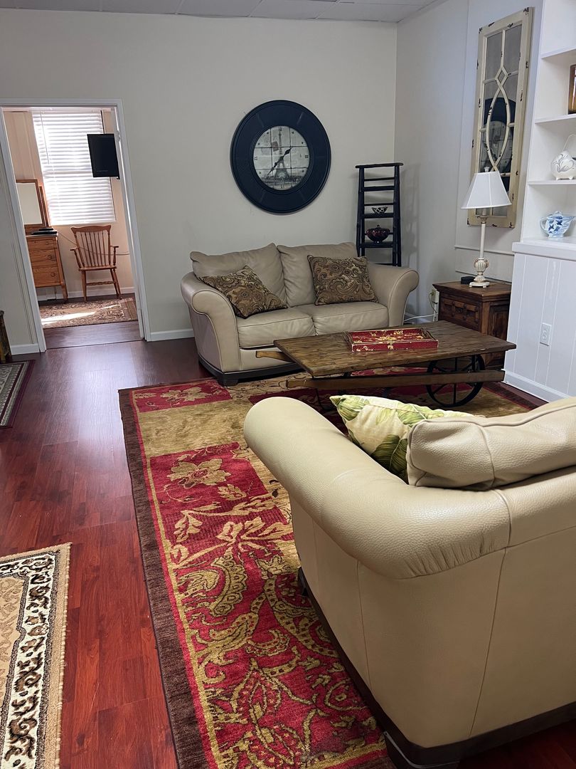 Auburn House: 1447 Lincoln Way