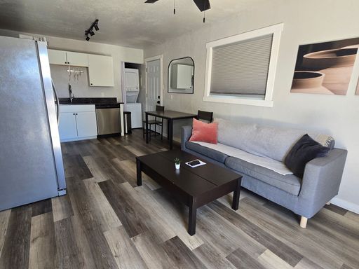 Fully Furnished 2-Bedroom Apartment/Duplex – Short-Term & Extended Stay Available – photo 1