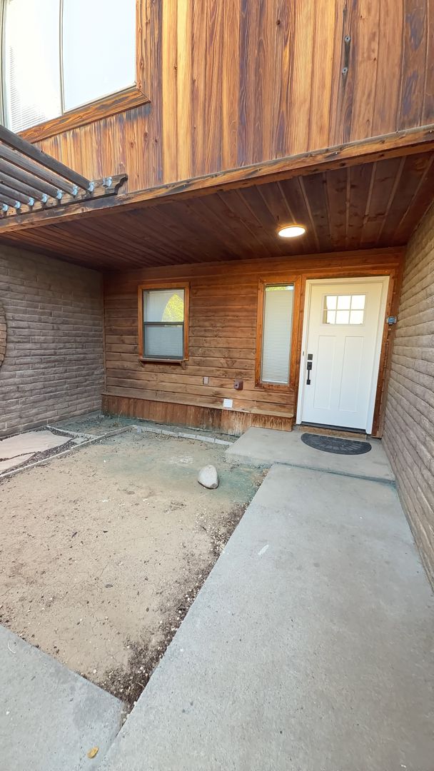 Farmington Townhome: 1066 E Navajo St