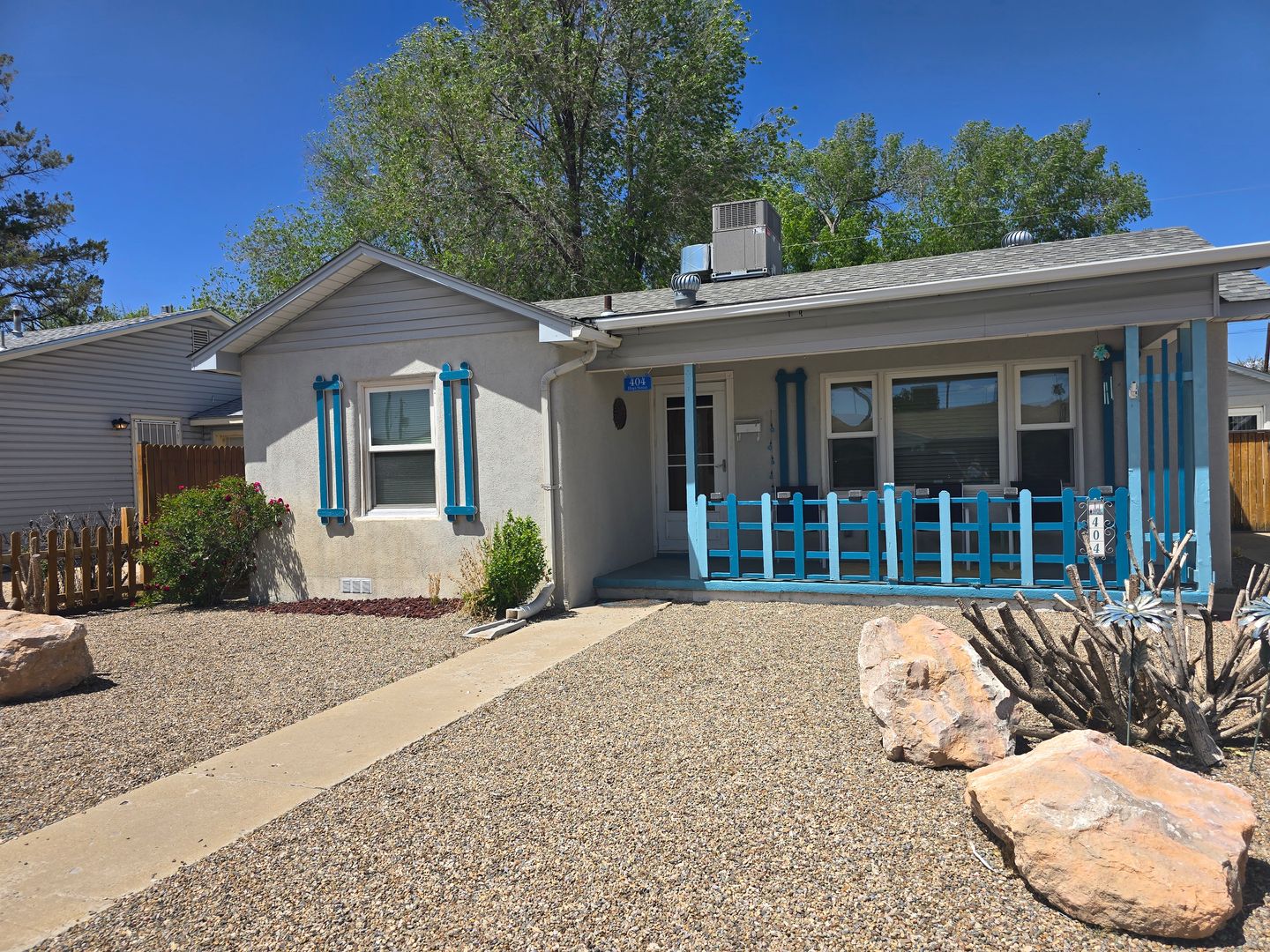 Farmington House: 404 E Hopi St.
