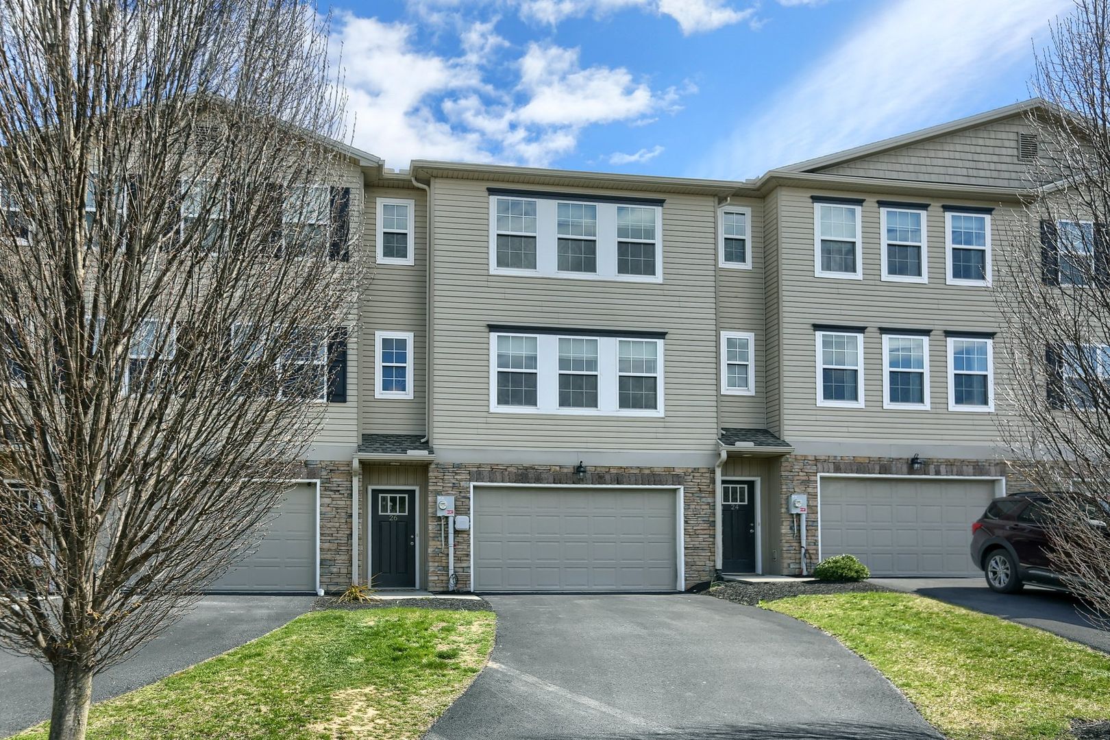 Newer build 2,000 sq ft 3/BR 2.5 bath luxury townhome