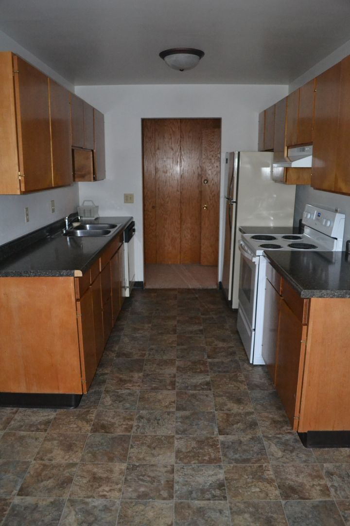 Moorhead Apartment: 924 24th Ave S